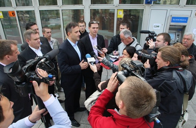 Jacek Kowalczyk w towarzystwie marszałka Adama Jarubasa przedstawił na ulicy Jagiellońskiej w Kielcach główne cele programu wyborczego