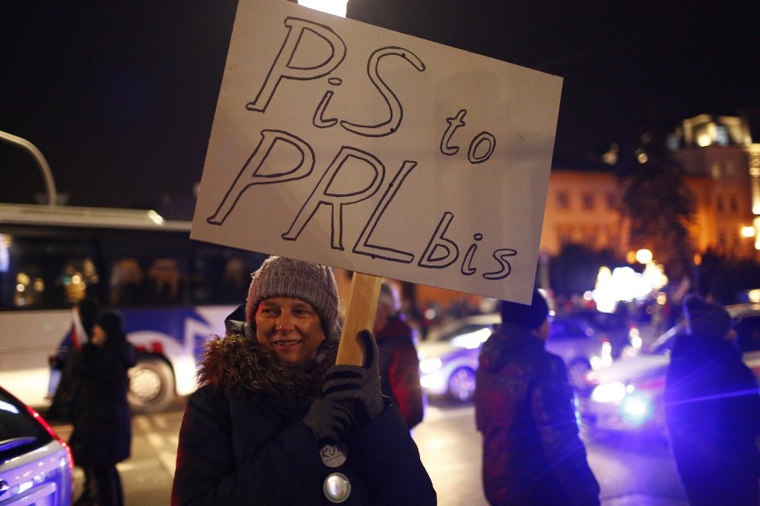 Strajk obywatelski w Warszawie, czyli marsz KOD 13 grudnia. Była też manifestacja PiS [ZDJĘCIA]