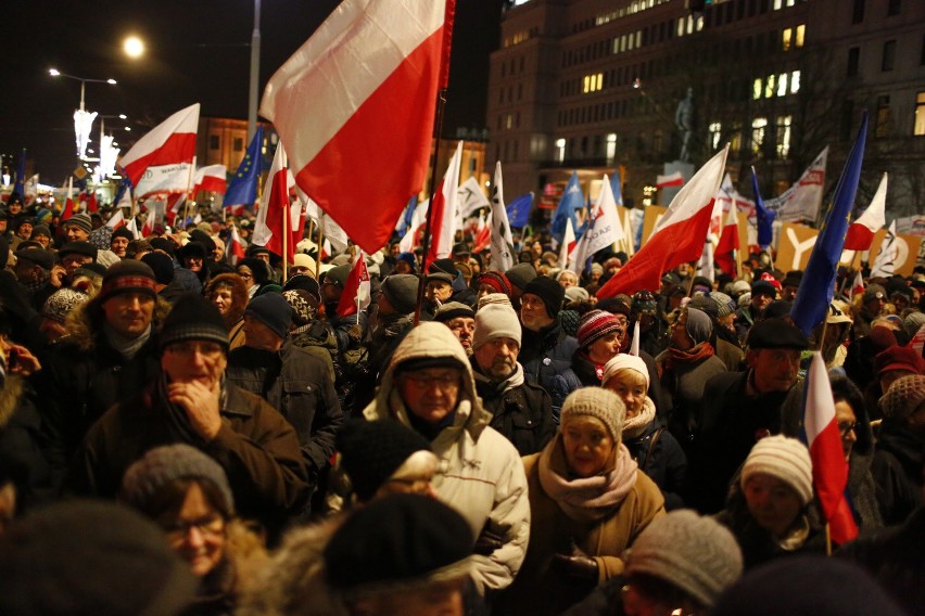 Strajk obywatelski w Warszawie, czyli marsz KOD 13 grudnia. Była też manifestacja PiS [ZDJĘCIA]