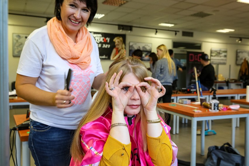 Na Politechnice Krakowskiej ścinają włosy dla chorych dzieci [ZDJĘCIA]