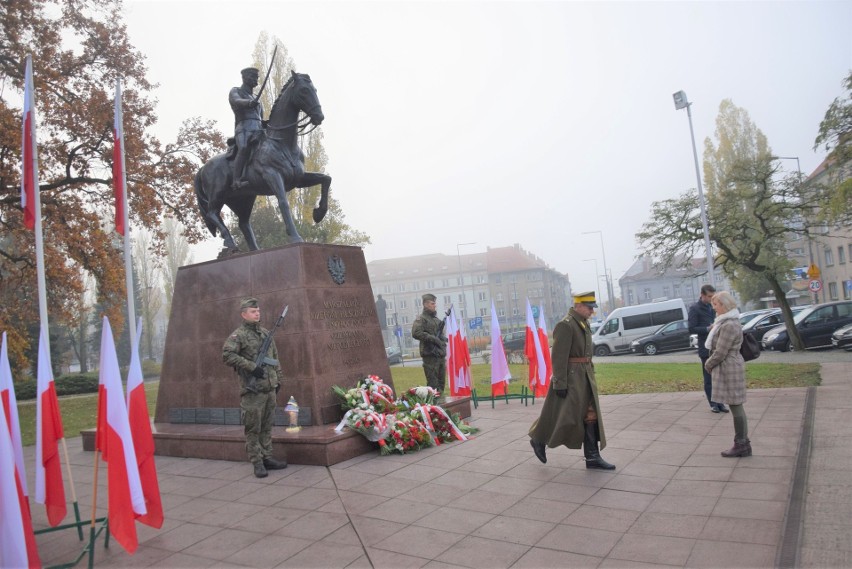 Kwiaty pod pomnikiem marszałka Józefa Piłsudskiego składali...