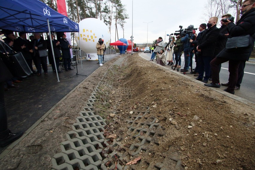 Kraśnik. Droga wojewódzka nr 833 oficjalnie otwarta. Trasa ma ponad 8,5 km. ,,Oddanie tej drogi jest wisienką na trocie''