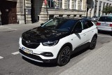 Opel Grandland X Hybrid. Elektryczny samochód rodzinny — Oszczędność i komfort sportowego SUVa? To możliwe!