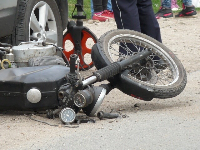 15-letni motocyklista bez prawa jazdy potrącił pieszego (ZDJĘCIA)