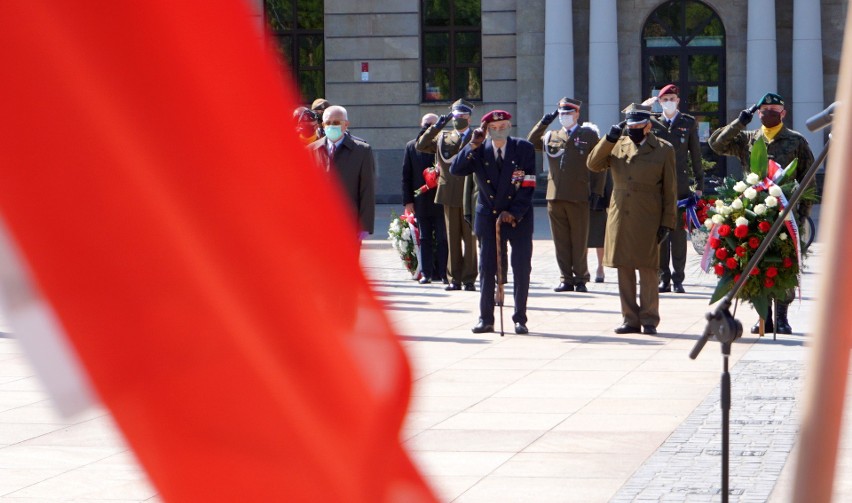 Obchody rocznicy zakończenia II wojny światowej na placu Litewskim. Zobacz zdjęcia