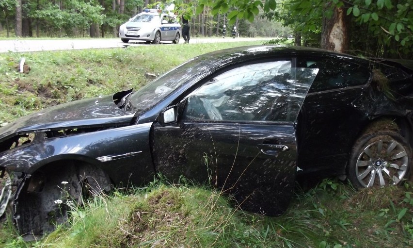 Groźny wypadek podczas wyprzedzania (zdjęcia)