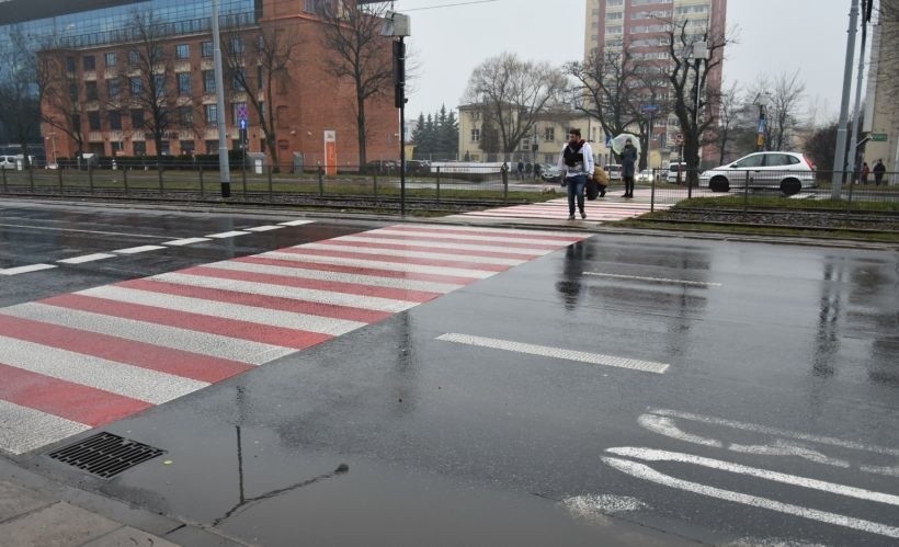Przejście dla pieszych na Kopcińskiego w Łodzi zamknięte i czeka na remont. Ma tam być założona sygnalizacja świetlna
