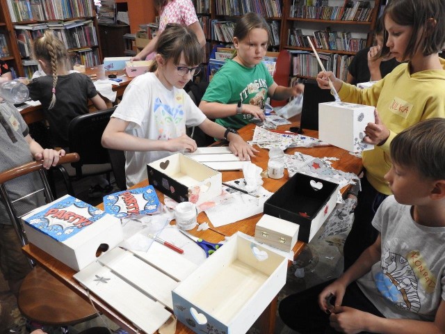 Kreatywne warsztaty odbywają się w bibliotece w Pruszczu w ramach Akcji Lato