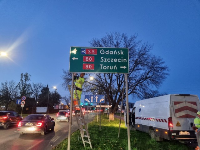W Bydgoszczy trwa wymiana tablic kierunkowych. Prace mają zakończyć się na początku grudnia.