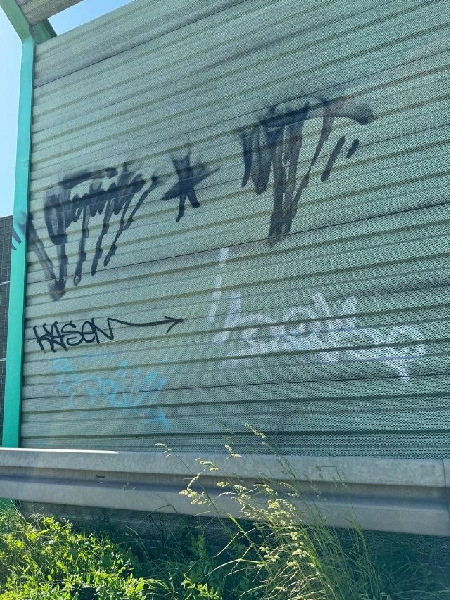 Wartość strat, po zabawie sprayem tych amatorów graffiti oszacowano na kwotę ponad tysiąca złotych.