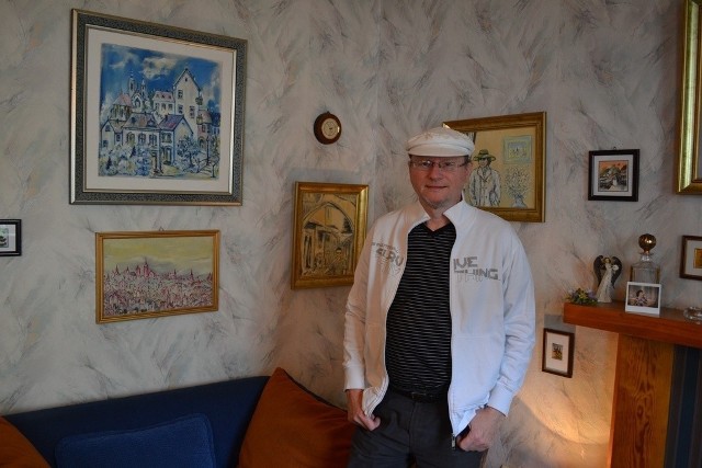 Dom Dariusza Krzyżelewskiego zdobią jego obrazy, fotografie i pamiątki rodzinne