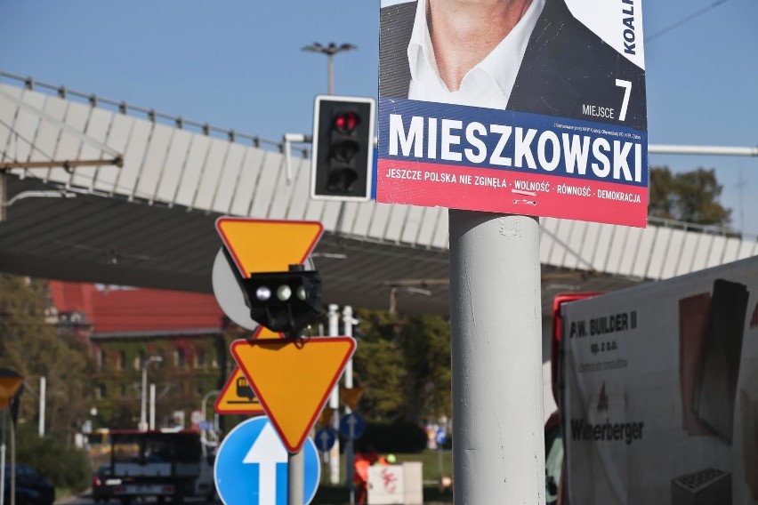 Plakat wyborczy zasłania tramwajom sygnalizator