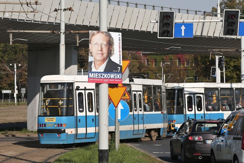 Plakat wyborczy zasłania tramwajom sygnalizator