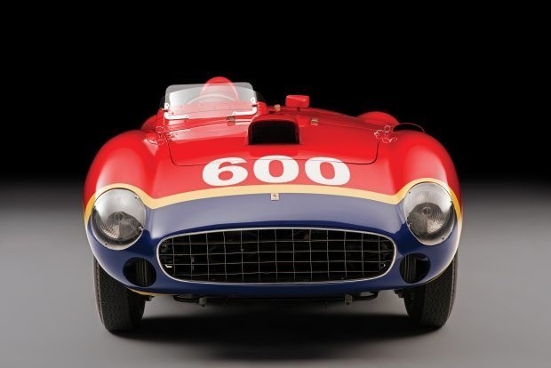 Powstały tylko 4 egzemplarze auta. Za napęd Ferrari 290 MM odpowiada widlasty silnik V12 o pojemności 3.5 litra. Jednostka dostarcza 320 KM mocy / Fot. RM Sotheby's