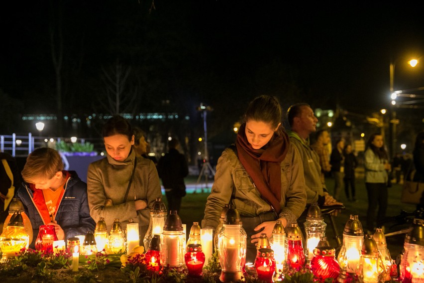 Rocznica śmierci JPII. Krakowianie spotkali się o godzinie 21.37 [ZDJĘCIA]