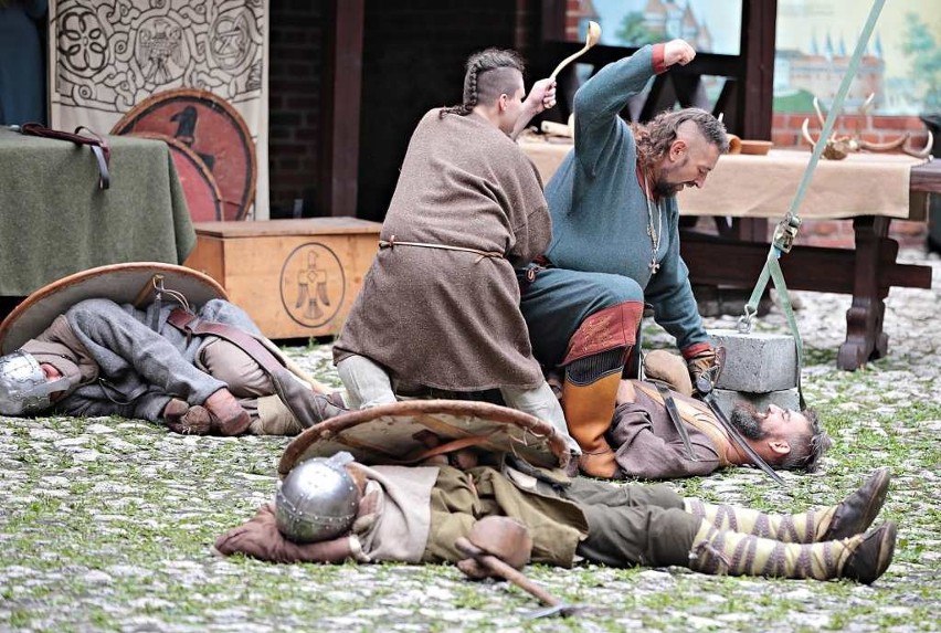 Średniowiecze da się lubić. Jak wyglądał dzień rycerza i rzemieślnika?