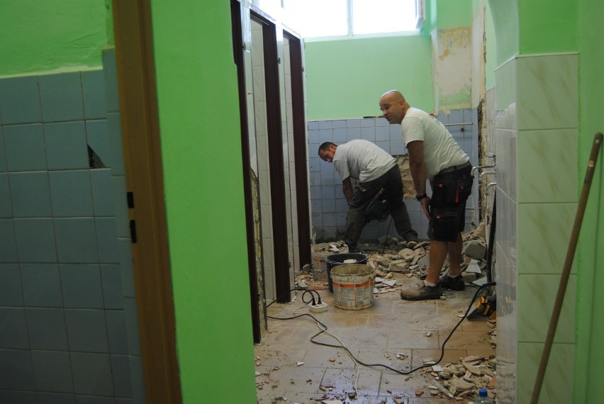 Remont szkolnych łazienek w Czarncy w gminie Włoszczowa. Przed pierwszym dzwonkiem będą na błysk [ZDJĘCIA]