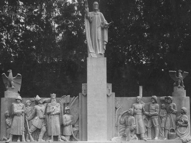 Tak przed wojną wyglądał pomnik stojący przed u podnóża cmentarnego wzgórza. Na początku wojny zniszczyli go Niemcy.