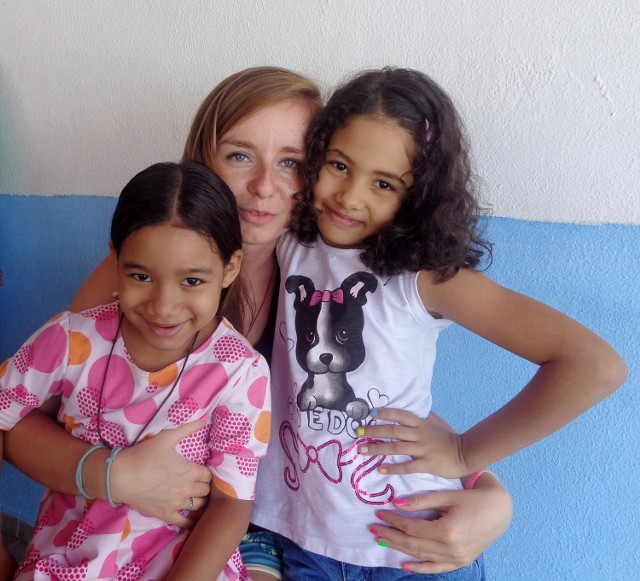 Małgosia Krupnik z córeczkami rodziny, u której mieszkała w Rio