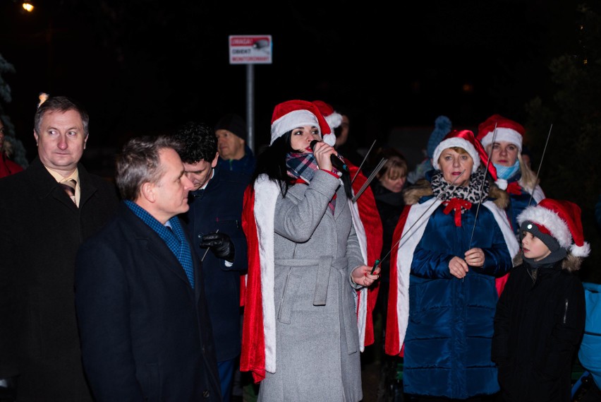 Rozbłysła choinka przed ostrowskim ratuszem. Świąteczną iluminację uruchomiono w obecności św. Mikołaja