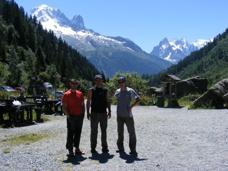 Uczestnicy wyprawy, w tle z prawej Igły Chamonix.