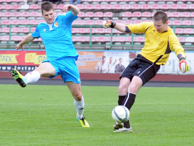 Marek Fundakowski (z lewej) został nowym napastnikiem Izolatora Boguchwała