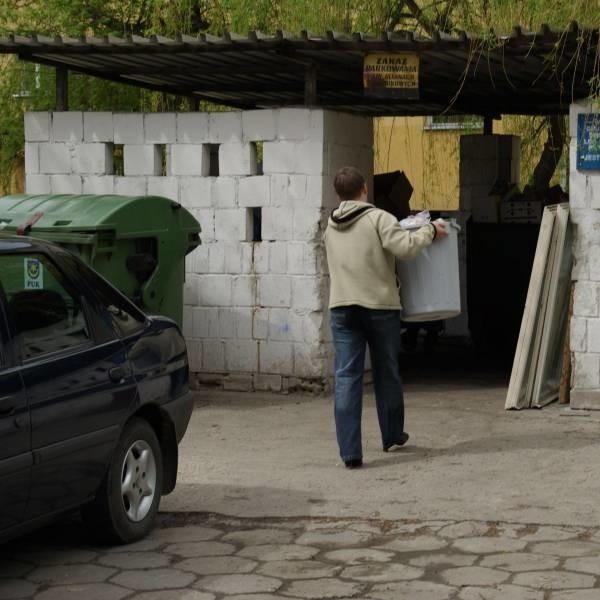 Jak tłumaczy Marek Bednarz, kierownik osiedli "Przywiśle&#8221; i "Młodych&#8221; w Tarnobrzegu, śmietnik jest za mały aby wstawić tam pojemniki na szkło i plastik.