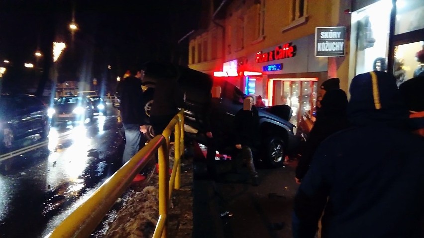 Wypadek w Szklarskiej Porębie. Auto wpada na chodnik. Ci ludzie cudem uniknęli śmierci [FILM Z MONITORINGU]