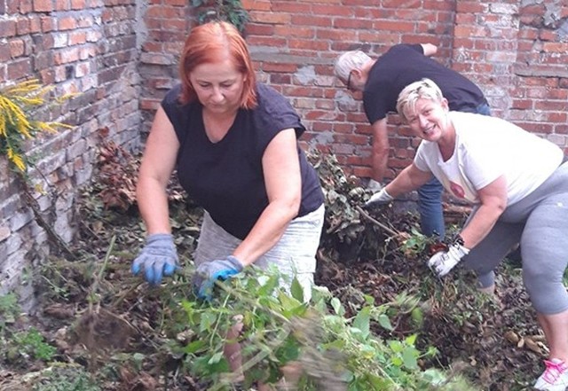 Na pierwszym planie: Mirka Karpowicz i Asia Rumińska podczas prac przy porządkowaniu terenu k.Domu Harcerza