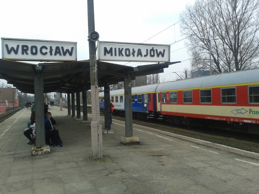 Wypadek na stacji Wrocław Mikołajów. Pieszy wpadł pod pociąg. Kolej: To nie nasza wina