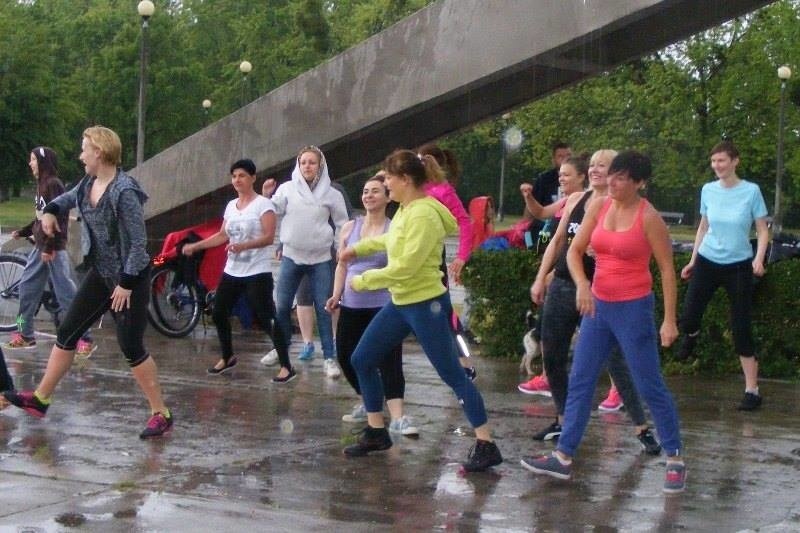 Zumba w parku Kasprowicza: Nie przestraszyły się deszczu!