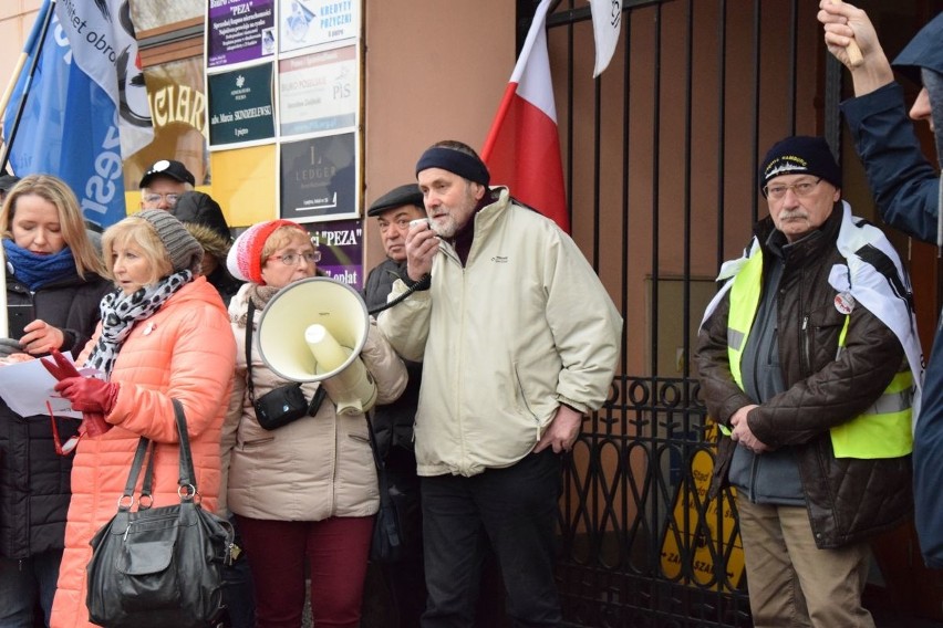 Protest KOD przed sądem w Suwałkach