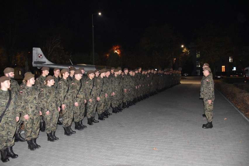 Nowi terytorialsi z 62. Batalionu Lekkiej Piechoty ćwiczą na Sadkowie w Radomiu. Będzie przysięga i dzień otwartych koszar