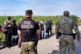 Inowrocław. Ruszyła zbiórka odzieży dla migrantów na granicy polsko-białoruskiej. PCK apeluje o przynoszenie darów