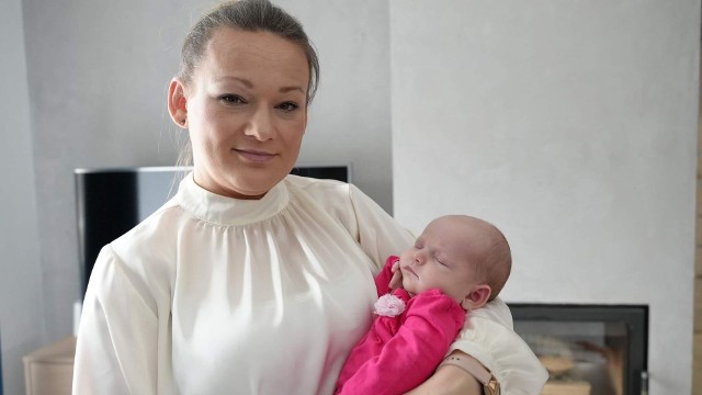 Iga Kazała pierwsza urodzona w tym roku mieszkanka gminy Kozienice z mamą Marzeną.