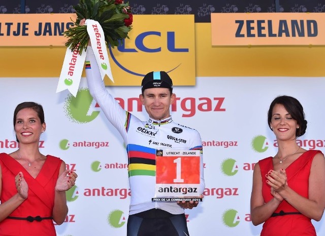 Michał Kwiatkowski na podium po 2. etapie Tour de France