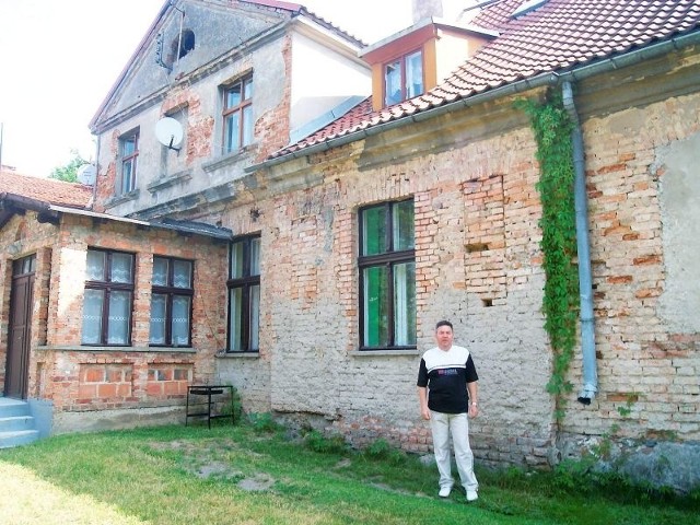 Czesław Chabowski, jeden z mieszkańców zniszczonego pałacyku w Milewie, apeluje o jego remont, bo przez przeciekający dach niszczą się zadbane wnętrza lokatorów