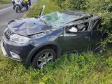 Gowarczów. Ciężarówka nagle zmieniła pas, kierująca dacią wpadła w poślizg! Auto skasowane