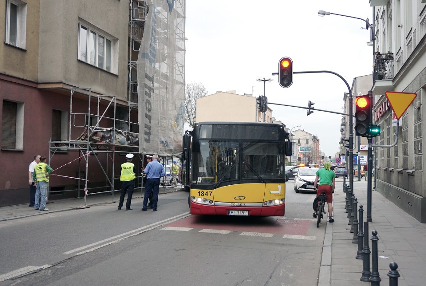 Autobus zahaczył o rusztowanie i stanął w poprzek ulicy! Nietypowa kolizja w centrum 