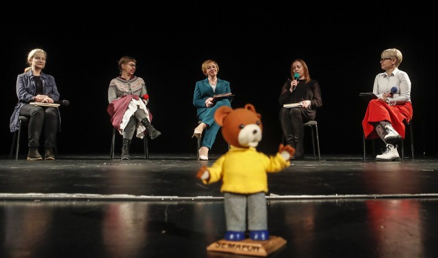 Uczestniczki spotkania (od lewej): Dr hab. Alicja Ungeheuer - Gołąb, Jolanta Richter-Magnuszewska, Ewa Niemiec,  Katarzyna Grzebyk i Alina Bosak.