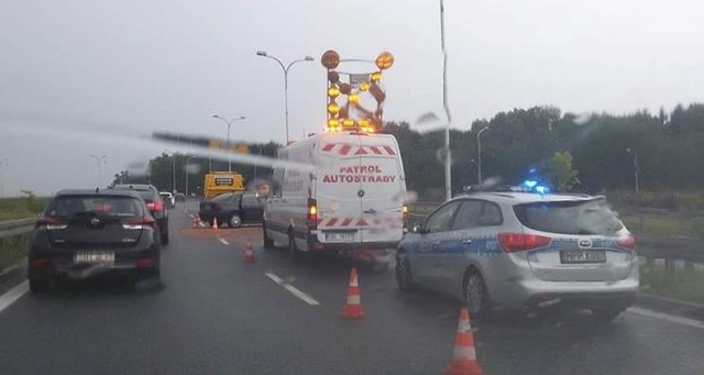 Samochód uderzył w barierki energochłonne na węźle Murckowska. Ruch z autostrady A4 na DK86 jest utrudniony i zwężony do jednego pasa.