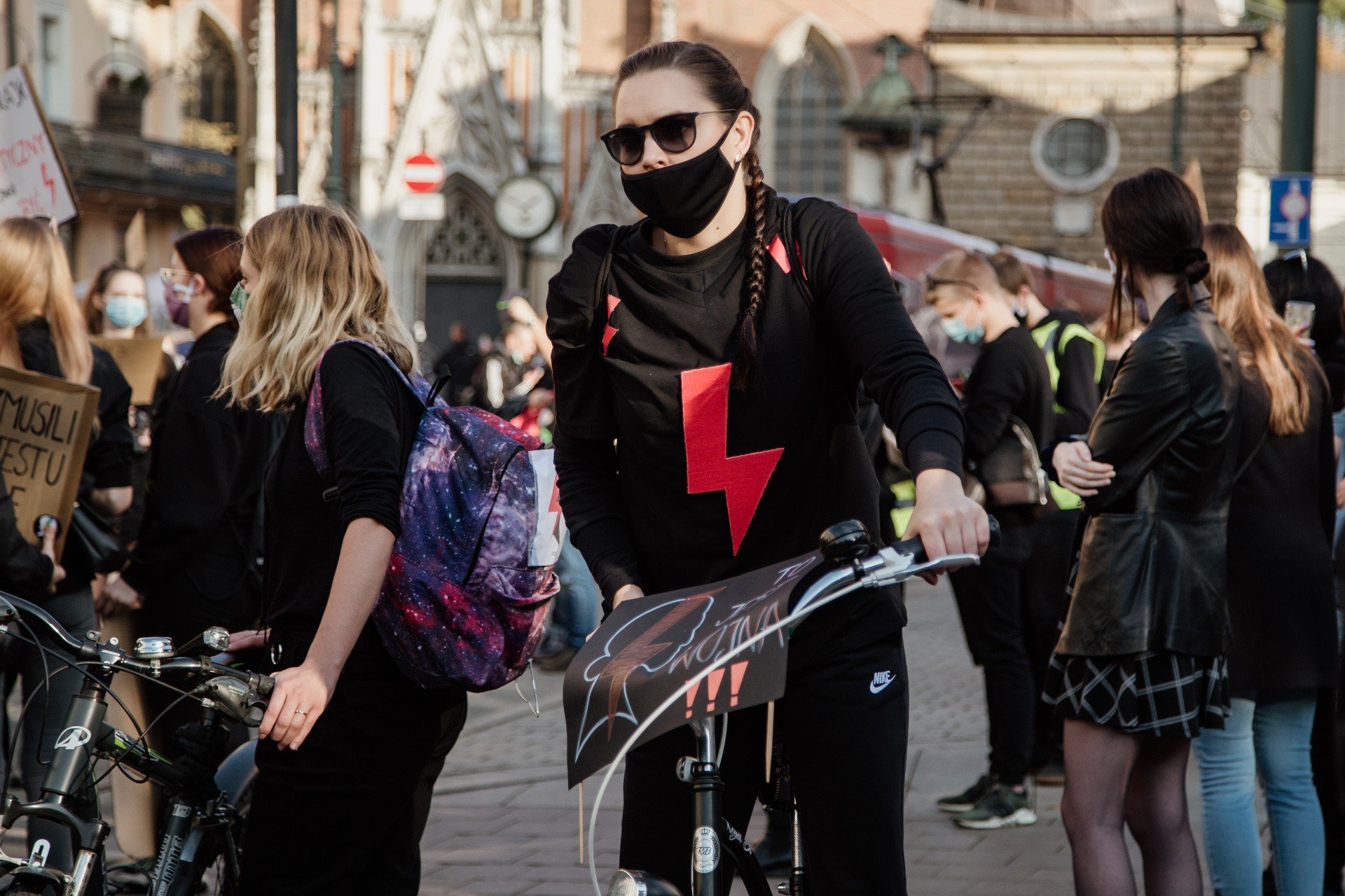 Maski, kostiumy i przebrania na protestach. Pomysłowość protestujących w  Strajku Kobiet nie ma granic, ich kreacje robią wrażenie [zdjęcia] | Echo  Dnia Podkarpackie