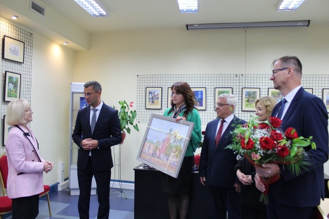 Dyrektor Maria Słuszniak (z lewej) otrzymała podziękowanie za pracę od miechowskich samorządowców