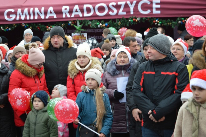Świąteczna atmosfera na Jarmarku Bożonarodzeniowym w Radoszycach. Rozbłysły iluminacje na rynku