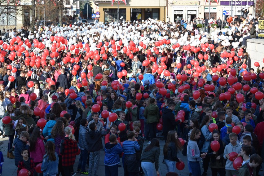 W Gorlicach jest dzisiaj biało-czerwono. Na płycie rynku powstała żywa flaga. Przyszły setki uczniów z biało-czerwonymi balonikami