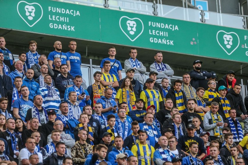 Nieco ponad 1000 kibiców Lecha Poznań pojawiło się na meczu...