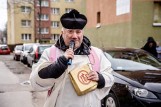 Koronawirus w Polsce. Proboszcz z Wałbrzycha chce kupić kombinezony ochronne dla lekarzy zamiast konfesjonałów