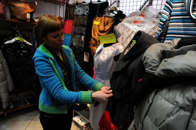 Klientki chętnie teraz kupują płaszczyki i kamizelki - mówi Anna Grubecka ze sklepu Guliwer w Szczecinie. - Wiedzą, że takie elementy odzieży przydadzą im się w kolejnym zimowym sezonie pod koniec roku.