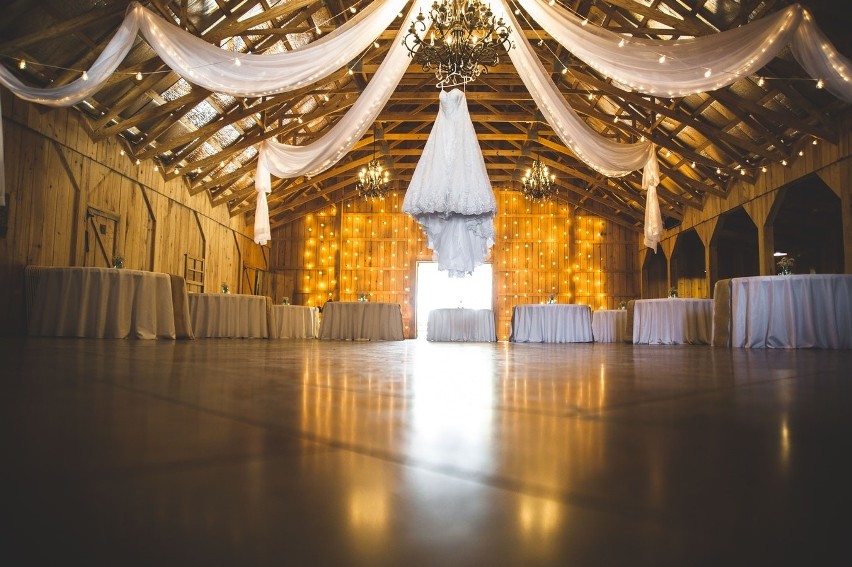 Ślubne dekoracje. Jaki wystrój sali weselnej? Modne dekoracje sali weselnej 2019. Wystrój sali weselnej - jaki wybrać? Nowe pomysły 