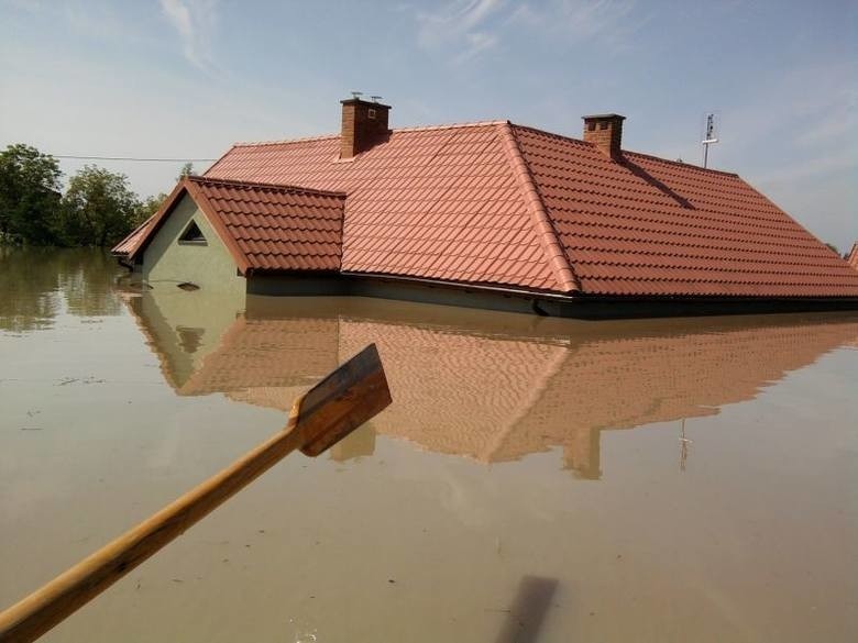 W wyniku dwóch fal powodziowych tysiące mieszkańców...